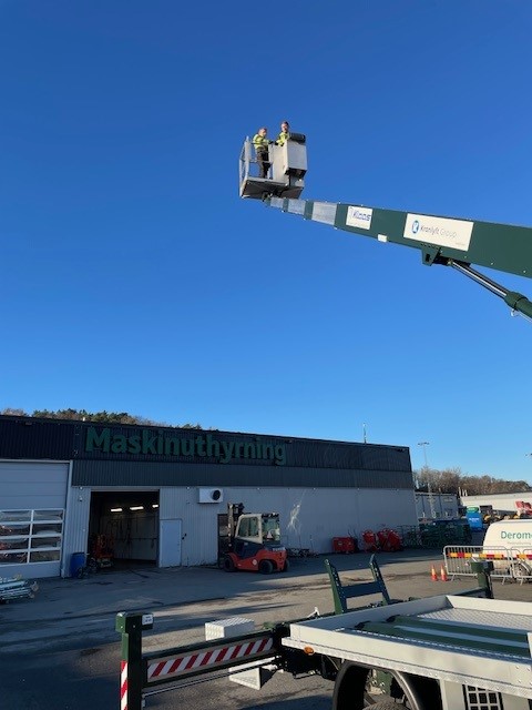 Theo25V_inaction Två Klaas K2500 utanför Edins Kranar i Järfälla.